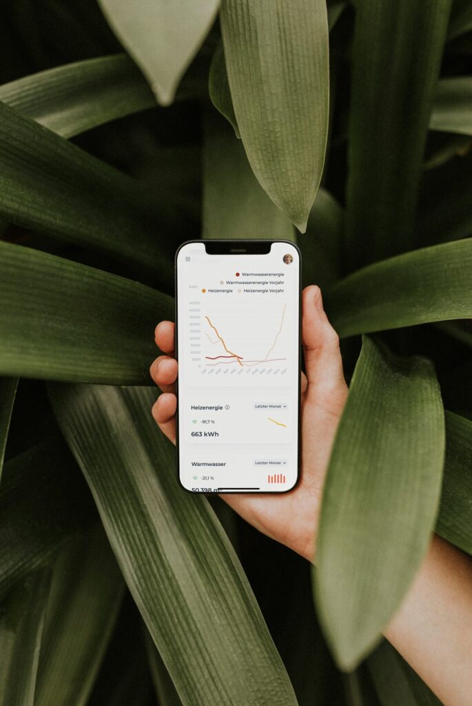 Smartphone mit AssetApp zeigt Heizenergie- und Warmwasserverbrauch im Jahresvergleich