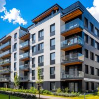 moderne-wohnhauser-einem-sonnigen-tag-mit-blauem-himmel-fassade-eines-modernen-wohnhausers