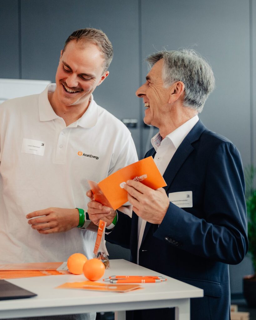 Zwei Personen im Gespräch am AssetEnergy-Stand auf dem GreenTech Day