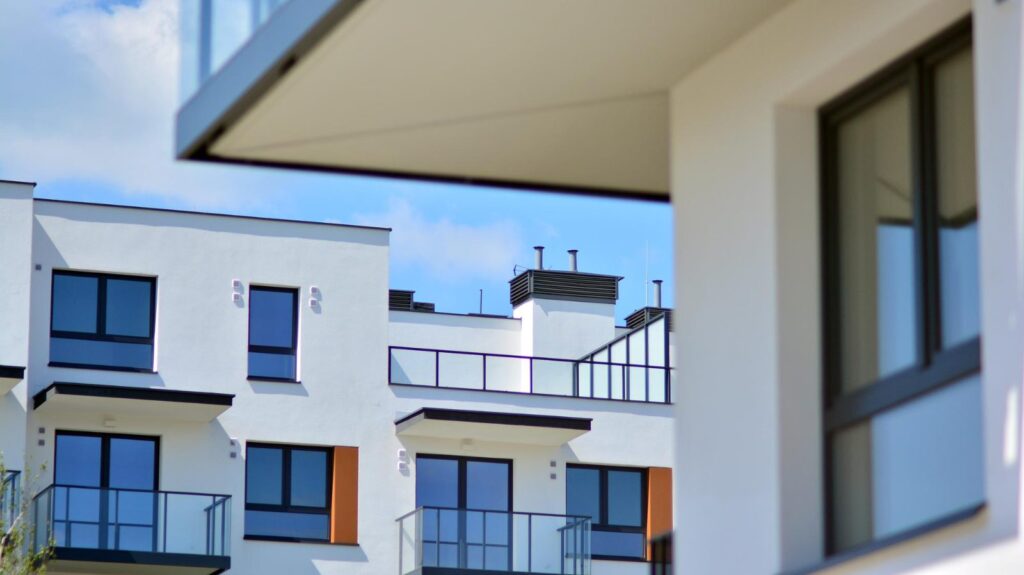 Modernes Mehrfamilienhaus mit Balkonen, Neubau