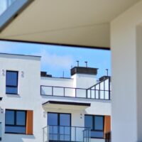 Modernes Mehrfamilienhaus mit Balkonen, Neubau