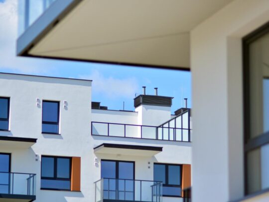 Modernes Mehrfamilienhaus mit Balkonen, Neubau