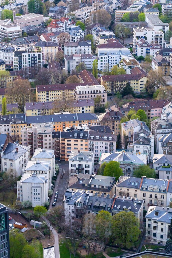 Luftaufnahme eines Wohnquartiers mit Mehrfamilienhäusern in Frankfurt