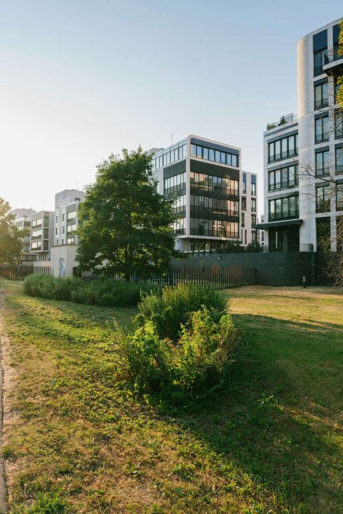 Wohnquartier mit Grünflächen und mehrgeschossigen Neubauten